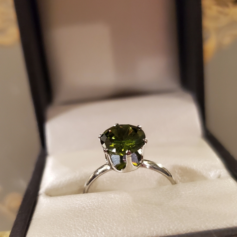 1.2 Carat AAA zirconia peridot birthstone ring - Picture 1 of 4